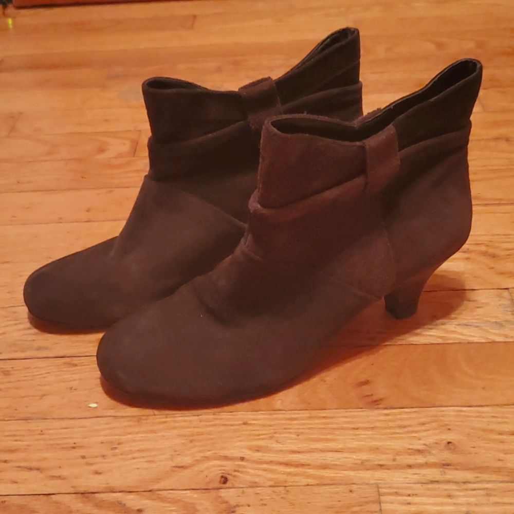 Nine West, size 7.5, suede heeled ankle booties.